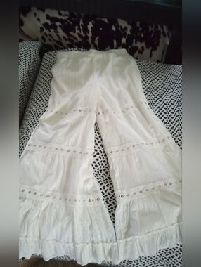 NEW ...Adorable Ruffle Flair Pants Size Large